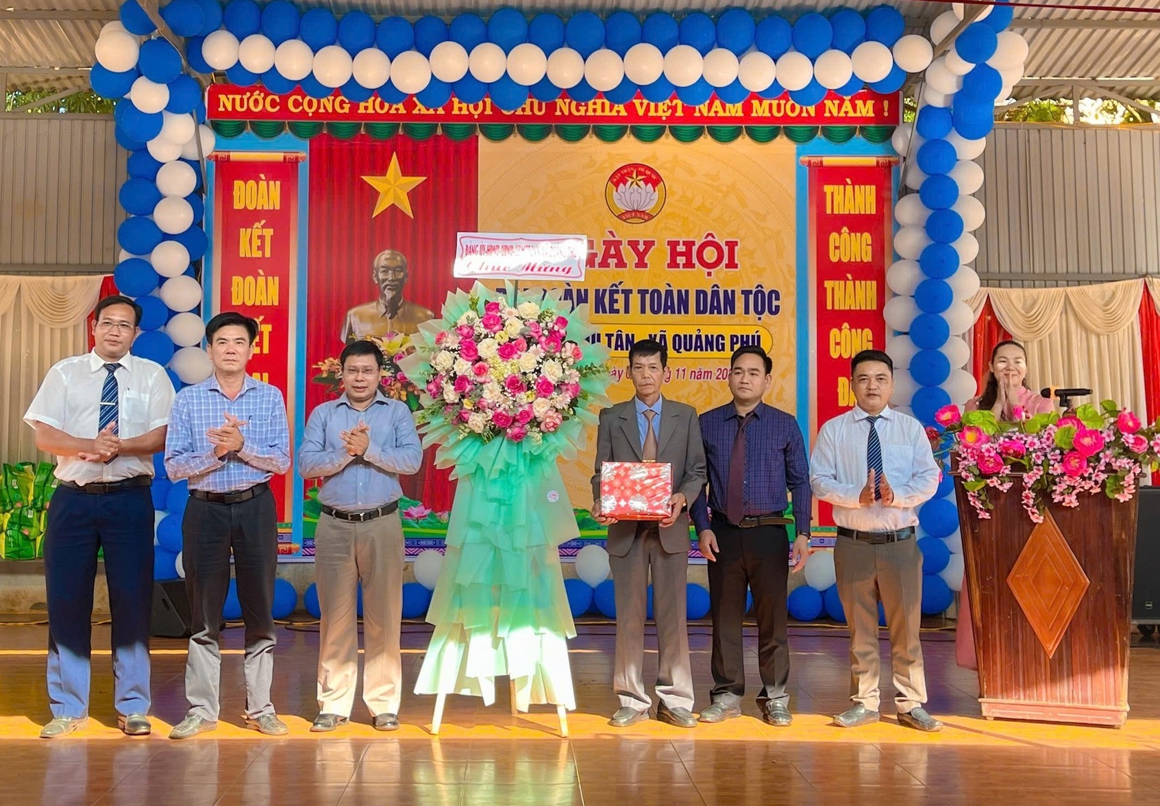 Các đồng chí trong cấp ủy, chính quyền, MTTQ Việt Nam xã tặng hoa chúc mừng